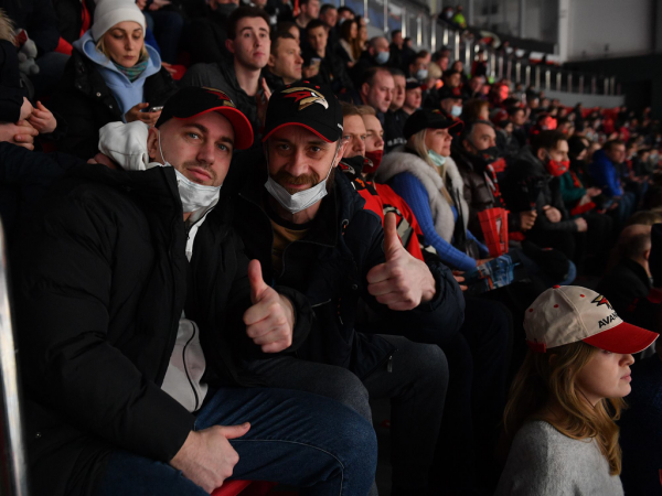 Хет-трик Найта выводит вперёд в серии! «Авангард» всухую победил «Магнитку» в пятом матче
Хет-трик Найта выводит вперёд в серии! «Авангард» всухую победил «Магнитку» в пятом матче