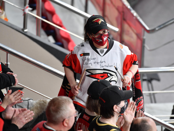 Хет-трик Найта выводит вперёд в серии! «Авангард» всухую победил «Магнитку» в пятом матче
Хет-трик Найта выводит вперёд в серии! «Авангард» всухую победил «Магнитку» в пятом матче