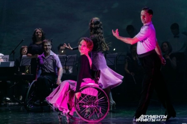 Откатали! В омском Музыкальном театре станцевали танцоры-колясочники