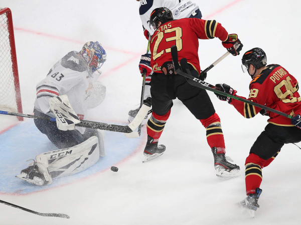 Хет-трик Найта выводит вперёд в серии! «Авангард» всухую победил «Магнитку» в пятом матче
Хет-трик Найта выводит вперёд в серии! «Авангард» всухую победил «Магнитку» в пятом матче