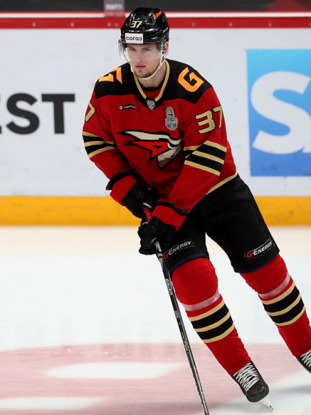 Хет-трик Найта выводит вперёд в серии! «Авангард» всухую победил «Магнитку» в пятом матче
Хет-трик Найта выводит вперёд в серии! «Авангард» всухую победил «Магнитку» в пятом матче