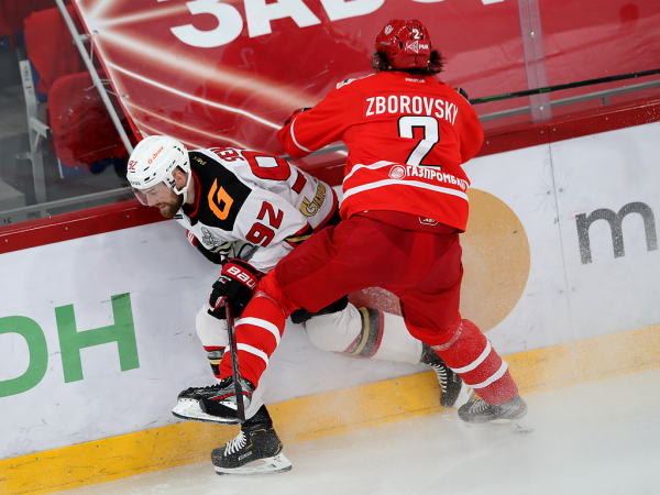 
        Решающий гол Белоусова за минуту до сирены. «Авангард» уступил «Автомобилисту» в третьем матче серии
      