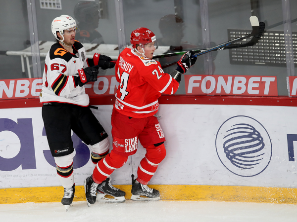 
        «У нас было много моментов, не удавалось их реализовать». Хохлачёв и Хартли после третьего матча серии с «Автомобилистом»
      