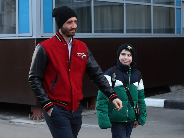 Хет-трик Найта выводит вперёд в серии! «Авангард» всухую победил «Магнитку» в пятом матче
Хет-трик Найта выводит вперёд в серии! «Авангард» всухую победил «Магнитку» в пятом матче