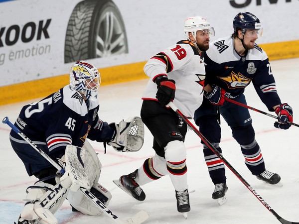 «Очень хорошо играли по системе, бились, блокировали броски». Комаров и Хартли после победы в третьем матче серии с «Металлургом»
«Очень хорошо играли по системе, бились, блокировали броски». Комаров и Хартли после победы в третьем матче серии с «Металлургом»