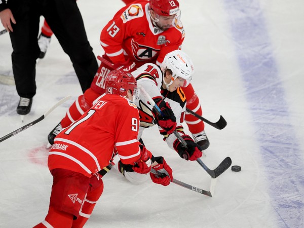 
        Решающий гол Белоусова за минуту до сирены. «Авангард» уступил «Автомобилисту» в третьем матче серии
      