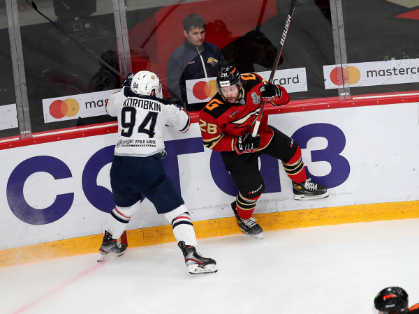 Хет-трик Найта выводит вперёд в серии! «Авангард» всухую победил «Магнитку» в пятом матче
Хет-трик Найта выводит вперёд в серии! «Авангард» всухую победил «Магнитку» в пятом матче