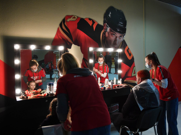 Хет-трик Найта выводит вперёд в серии! «Авангард» всухую победил «Магнитку» в пятом матче
Хет-трик Найта выводит вперёд в серии! «Авангард» всухую победил «Магнитку» в пятом матче