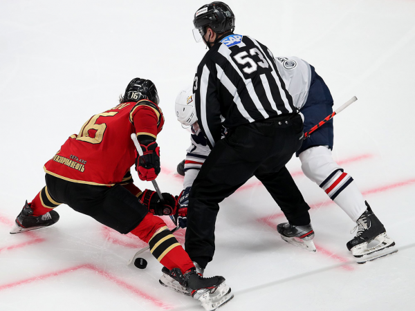 Хет-трик Найта выводит вперёд в серии! «Авангард» всухую победил «Магнитку» в пятом матче
Хет-трик Найта выводит вперёд в серии! «Авангард» всухую победил «Магнитку» в пятом матче