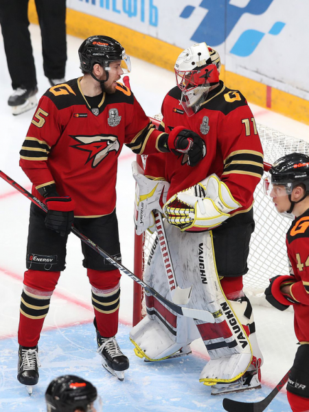 Хет-трик Найта выводит вперёд в серии! «Авангард» всухую победил «Магнитку» в пятом матче
Хет-трик Найта выводит вперёд в серии! «Авангард» всухую победил «Магнитку» в пятом матче