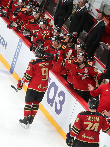 Хет-трик Найта выводит вперёд в серии! «Авангард» всухую победил «Магнитку» в пятом матче
Хет-трик Найта выводит вперёд в серии! «Авангард» всухую победил «Магнитку» в пятом матче