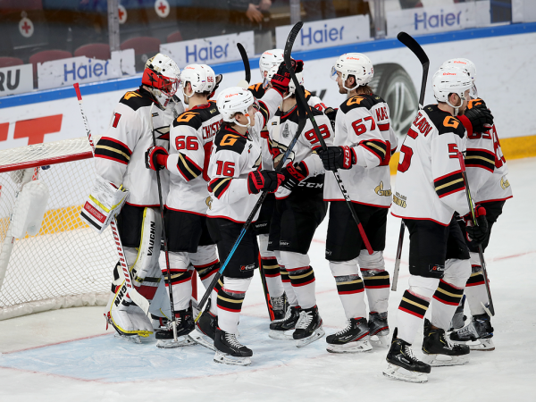 
        «Сухарь» Грубеца и три гола! «Авангард» победил «Металлург» в третьем матче серии
      