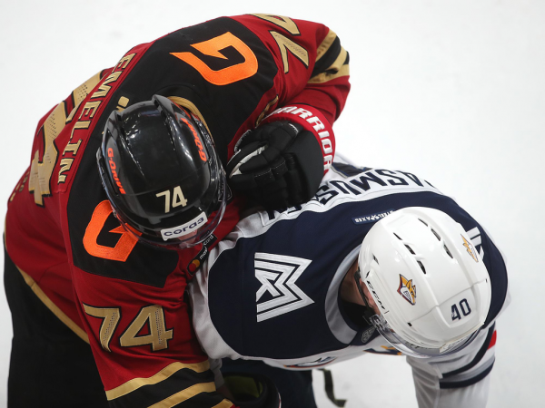 Хет-трик Найта выводит вперёд в серии! «Авангард» всухую победил «Магнитку» в пятом матче
Хет-трик Найта выводит вперёд в серии! «Авангард» всухую победил «Магнитку» в пятом матче