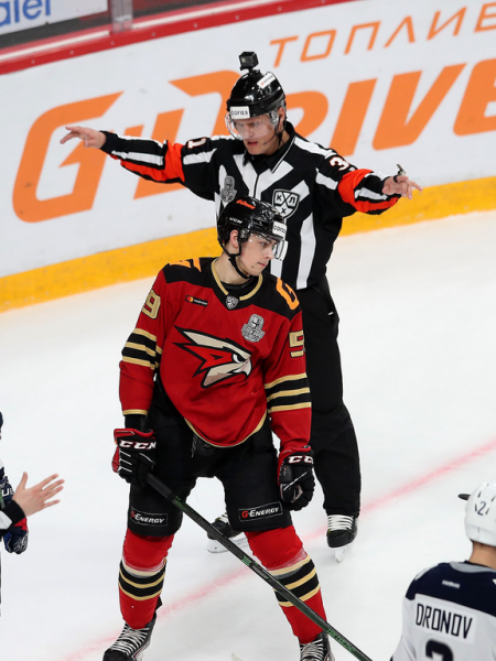 Хет-трик Найта выводит вперёд в серии! «Авангард» всухую победил «Магнитку» в пятом матче
Хет-трик Найта выводит вперёд в серии! «Авангард» всухую победил «Магнитку» в пятом матче