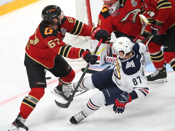 Толчинский приносит победу в овертайме! «Авангард» сравнял счёт в серии с «Магниткой»
Толчинский приносит победу в овертайме! «Авангард» сравнял счёт в серии с «Магниткой»