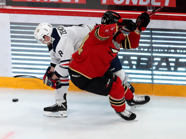 Хет-трик Найта выводит вперёд в серии! «Авангард» всухую победил «Магнитку» в пятом матче
Хет-трик Найта выводит вперёд в серии! «Авангард» всухую победил «Магнитку» в пятом матче