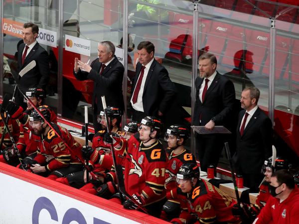 Хет-трик Найта выводит вперёд в серии! «Авангард» всухую победил «Магнитку» в пятом матче
Хет-трик Найта выводит вперёд в серии! «Авангард» всухую победил «Магнитку» в пятом матче