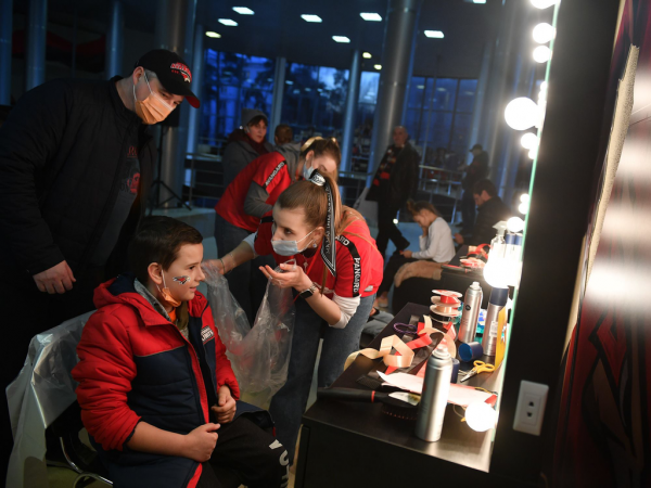 Хет-трик Найта выводит вперёд в серии! «Авангард» всухую победил «Магнитку» в пятом матче
Хет-трик Найта выводит вперёд в серии! «Авангард» всухую победил «Магнитку» в пятом матче