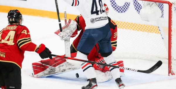 "Авангард" крупно уступил "Металлургу" в стартовом матче серии