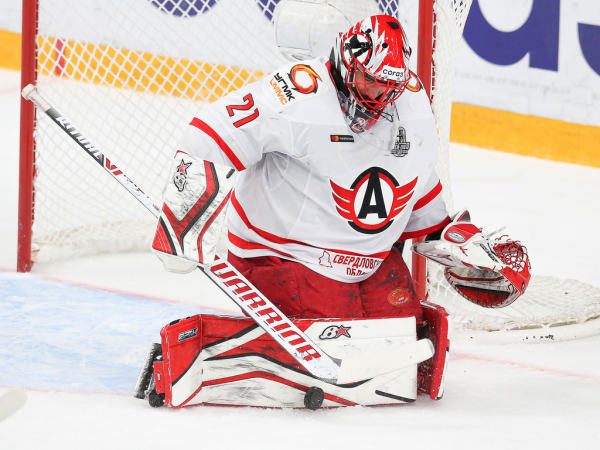 
        &laquo;Сухарь&raquo; Бобкова и три гола! &laquo;Авангард&raquo; победил &laquo;Автомобилист&raquo; в первом матче плей-офф
      