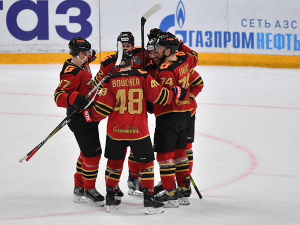 Хет-трик Найта выводит вперёд в серии! «Авангард» всухую победил «Магнитку» в пятом матче
Хет-трик Найта выводит вперёд в серии! «Авангард» всухую победил «Магнитку» в пятом матче