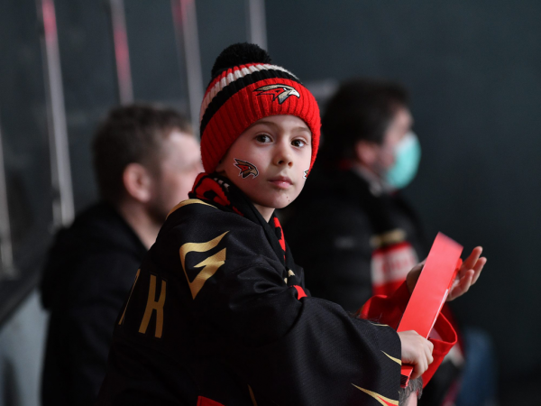 Хет-трик Найта выводит вперёд в серии! «Авангард» всухую победил «Магнитку» в пятом матче
Хет-трик Найта выводит вперёд в серии! «Авангард» всухую победил «Магнитку» в пятом матче