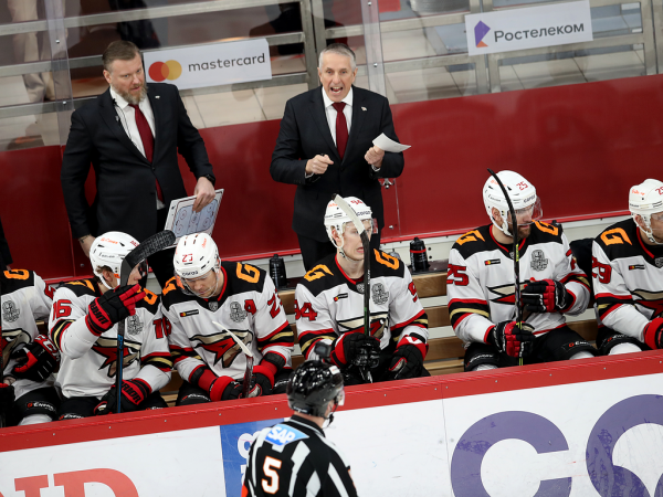 
        «У нас было много моментов, не удавалось их реализовать». Хохлачёв и Хартли после третьего матча серии с «Автомобилистом»
      