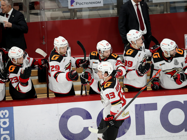 
        «У нас было много моментов, не удавалось их реализовать». Хохлачёв и Хартли после третьего матча серии с «Автомобилистом»
      