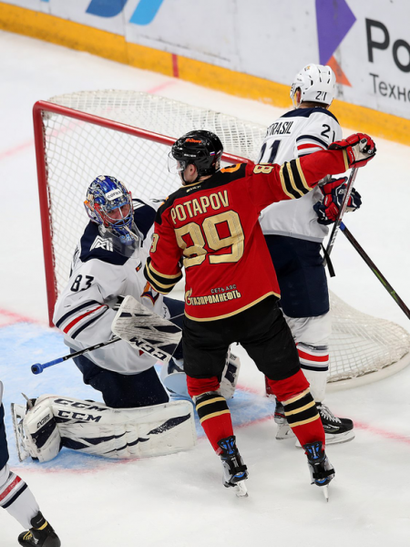 Хет-трик Найта выводит вперёд в серии! «Авангард» всухую победил «Магнитку» в пятом матче
Хет-трик Найта выводит вперёд в серии! «Авангард» всухую победил «Магнитку» в пятом матче