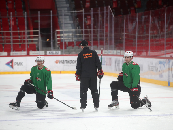 
        Заряжены на четвёртый матч | Алексей Емелин и Боб Хартли перед игрой (ВИДЕО+ФОТО)
      