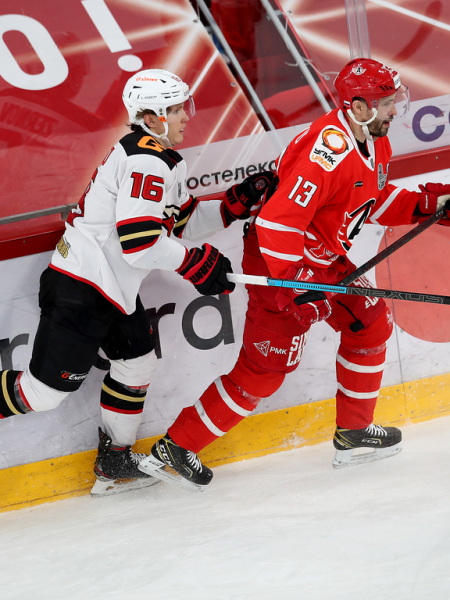 
        Решающий гол Белоусова за минуту до сирены. «Авангард» уступил «Автомобилисту» в третьем матче серии
      