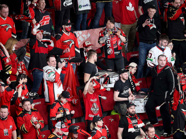 Хет-трик Найта выводит вперёд в серии! «Авангард» всухую победил «Магнитку» в пятом матче
Хет-трик Найта выводит вперёд в серии! «Авангард» всухую победил «Магнитку» в пятом матче