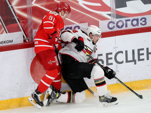 
        Решающий гол Белоусова за минуту до сирены. «Авангард» уступил «Автомобилисту» в третьем матче серии
      