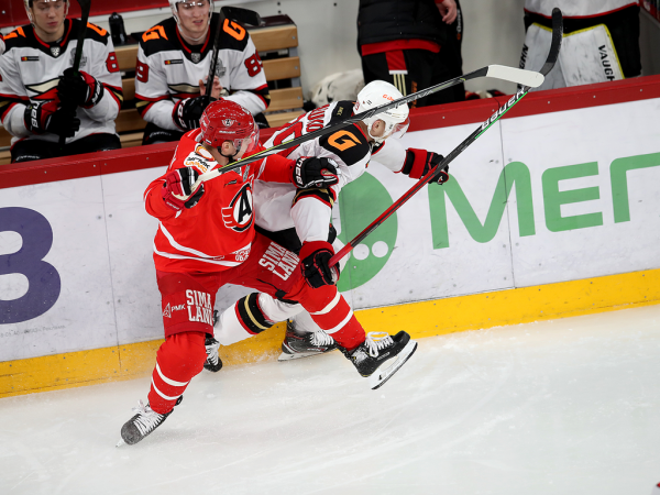 
        «У нас было много моментов, не удавалось их реализовать». Хохлачёв и Хартли после третьего матча серии с «Автомобилистом»
      