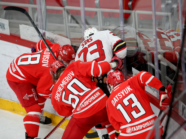 
        Решающий гол Белоусова за минуту до сирены. «Авангард» уступил «Автомобилисту» в третьем матче серии
      