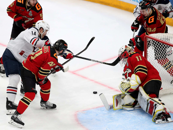 Хет-трик Найта выводит вперёд в серии! «Авангард» всухую победил «Магнитку» в пятом матче
Хет-трик Найта выводит вперёд в серии! «Авангард» всухую победил «Магнитку» в пятом матче