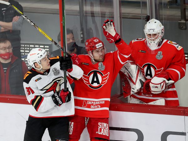 
        «У нас было много моментов, не удавалось их реализовать». Хохлачёв и Хартли после третьего матча серии с «Автомобилистом»
      