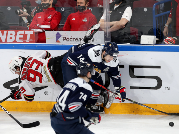 «Очень хорошо играли по системе, бились, блокировали броски». Комаров и Хартли после победы в третьем матче серии с «Металлургом»
«Очень хорошо играли по системе, бились, блокировали броски». Комаров и Хартли после победы в третьем матче серии с «Металлургом»