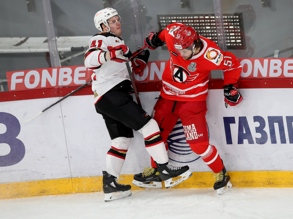 
        Решающий гол Белоусова за минуту до сирены. «Авангард» уступил «Автомобилисту» в третьем матче серии
      