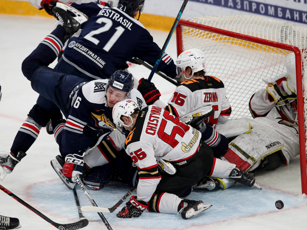 
        «Сухарь» Грубеца и три гола! «Авангард» победил «Металлург» в третьем матче серии
      