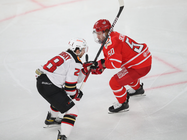 
        Решающий гол Белоусова за минуту до сирены. «Авангард» уступил «Автомобилисту» в третьем матче серии
      