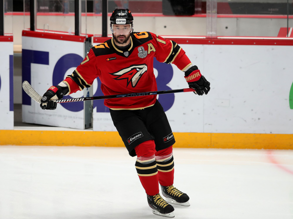 Хет-трик Найта выводит вперёд в серии! «Авангард» всухую победил «Магнитку» в пятом матче
Хет-трик Найта выводит вперёд в серии! «Авангард» всухую победил «Магнитку» в пятом матче