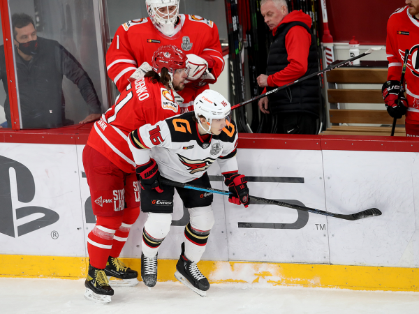 
        Решающий гол Белоусова за минуту до сирены. «Авангард» уступил «Автомобилисту» в третьем матче серии
      