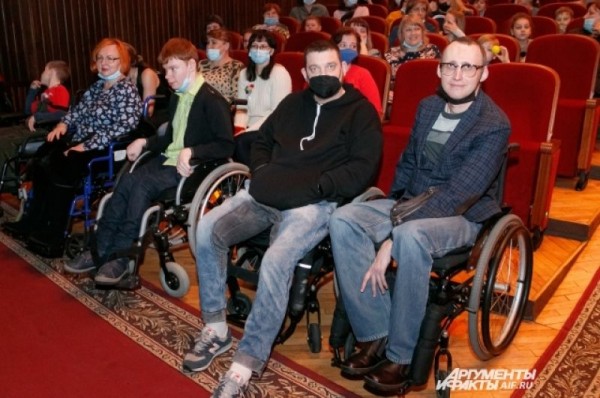 Откатали! В омском Музыкальном театре станцевали танцоры-колясочники