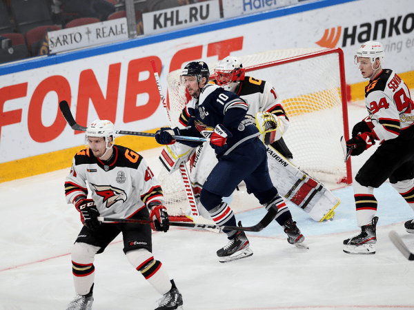 
        «Сухарь» Грубеца и три гола! «Авангард» победил «Металлург» в третьем матче серии
      