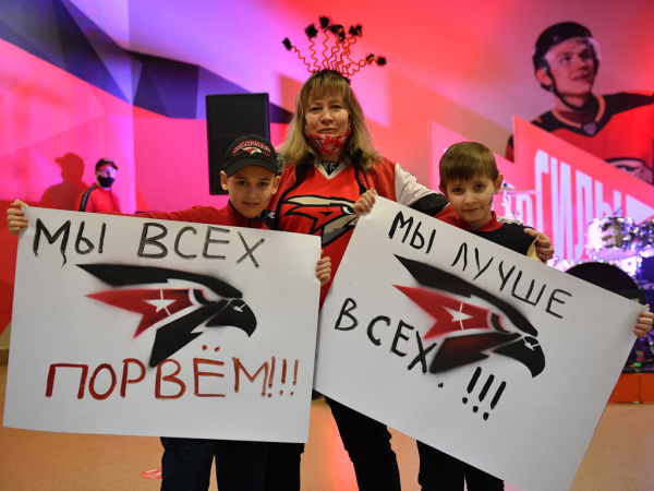 Хет-трик Найта выводит вперёд в серии! «Авангард» всухую победил «Магнитку» в пятом матче
Хет-трик Найта выводит вперёд в серии! «Авангард» всухую победил «Магнитку» в пятом матче