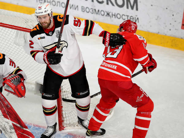 
        Решающий гол Белоусова за минуту до сирены. «Авангард» уступил «Автомобилисту» в третьем матче серии
      