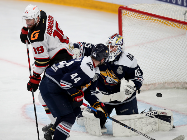 «Очень хорошо играли по системе, бились, блокировали броски». Комаров и Хартли после победы в третьем матче серии с «Металлургом»
«Очень хорошо играли по системе, бились, блокировали броски». Комаров и Хартли после победы в третьем матче серии с «Металлургом»