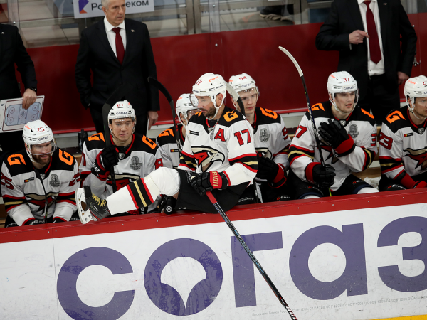 
        «У нас было много моментов, не удавалось их реализовать». Хохлачёв и Хартли после третьего матча серии с «Автомобилистом»
      