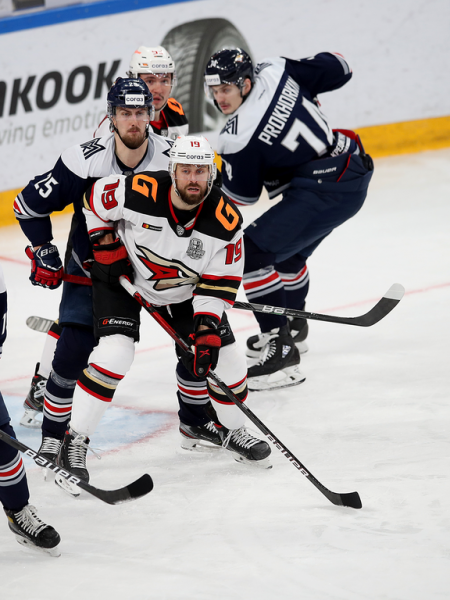 
        «Сухарь» Грубеца и три гола! «Авангард» победил «Металлург» в третьем матче серии
      